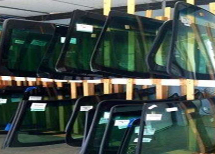 زجاج السيارات